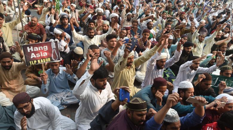 Supporters of Tehreek-e-Labaik Pakistan (TLP), a hardline religious political party chant slogans during a protest against the court decision to overturn the conviction of Christian woman Asia Bibi in Lahore on October 31, 2018.