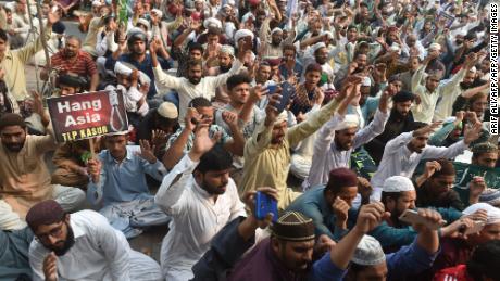 Supporters of Tehreek-e-Labaik Pakistan (TLP), a hardline religious political party chant slogans during a protest against the court decision to overturn the conviction of Christian woman Asia Bibi in Lahore on October 31, 2018.