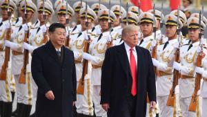 China&#39;s President Xi Jinping (L) and US President Donald Trump review Chinese honour guards during a welcome ceremony at the Great Hall of the People in Beijing on November 9, 2017. / AFP PHOTO / JIM WATSON        (Photo credit should read JIM WATSON/AFP/Getty Images)