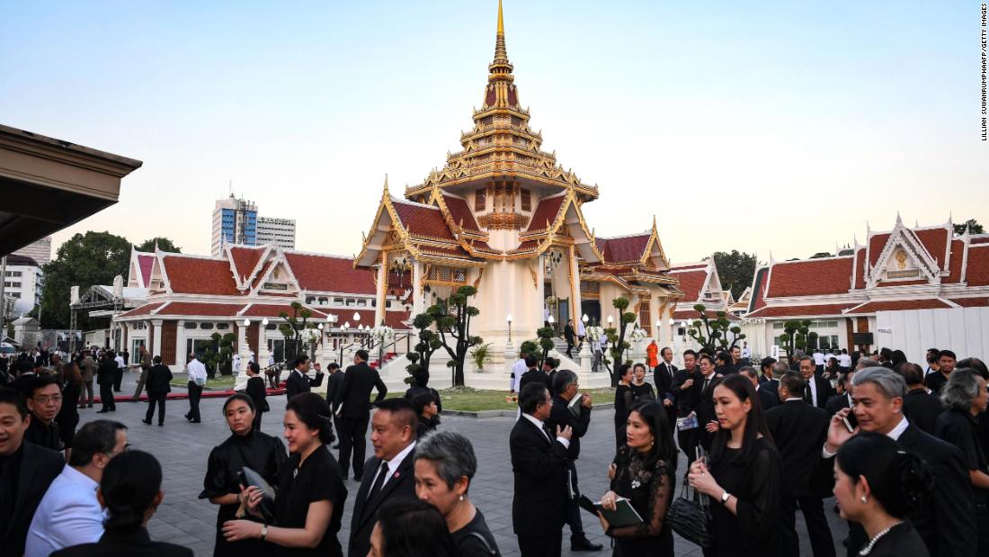 Mourners arrive at the Wat Thepsirin temple for Srivaddhanaprabha&#39;s funeral. He and four others died in a wreck a week earlier, just moments after departing the Leicester City&#39;s pitch.