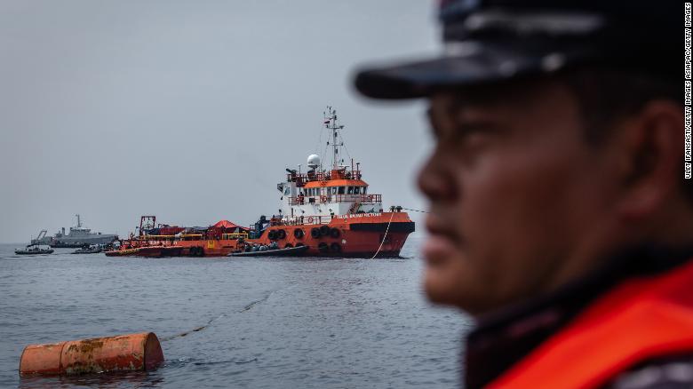 Indonesian navy personnel searching for victims and fuselage of Lion Air Flight 610 Sunday.