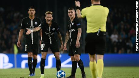 Neymar (C) argues with Netherlands' referee Bjorn Kuipers.