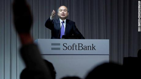 A journalist raises her hand to ask a question to Japan&#39;s SoftBank Group Corp Chief Executive Masayoshi Son during a news conference in Tokyo, Japan, November 5, 2018.  REUTERS/Kim Kyung-Hoon