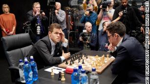 Behind unidirectional glass, Magnus Carlsen & Fabiano Caruana do battle at  the World Chess Championship, The Independent