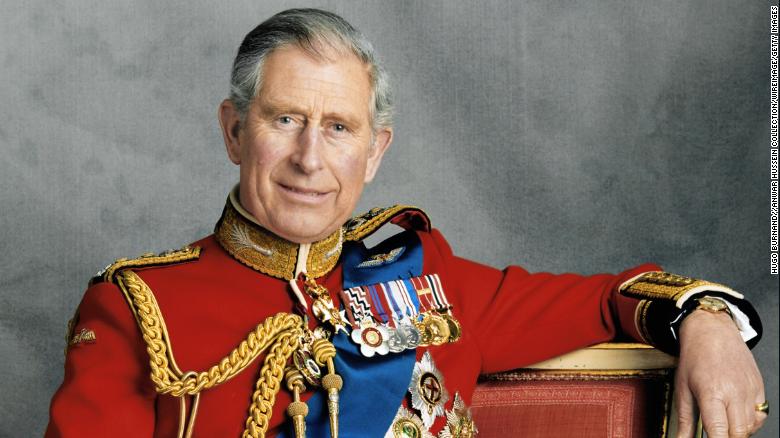 Carlo, il principe di Galles, posa per un ritratto ufficiale nel novembre 2008. Divenne re dopo la morte di sua madre, la regina Elisabetta II.