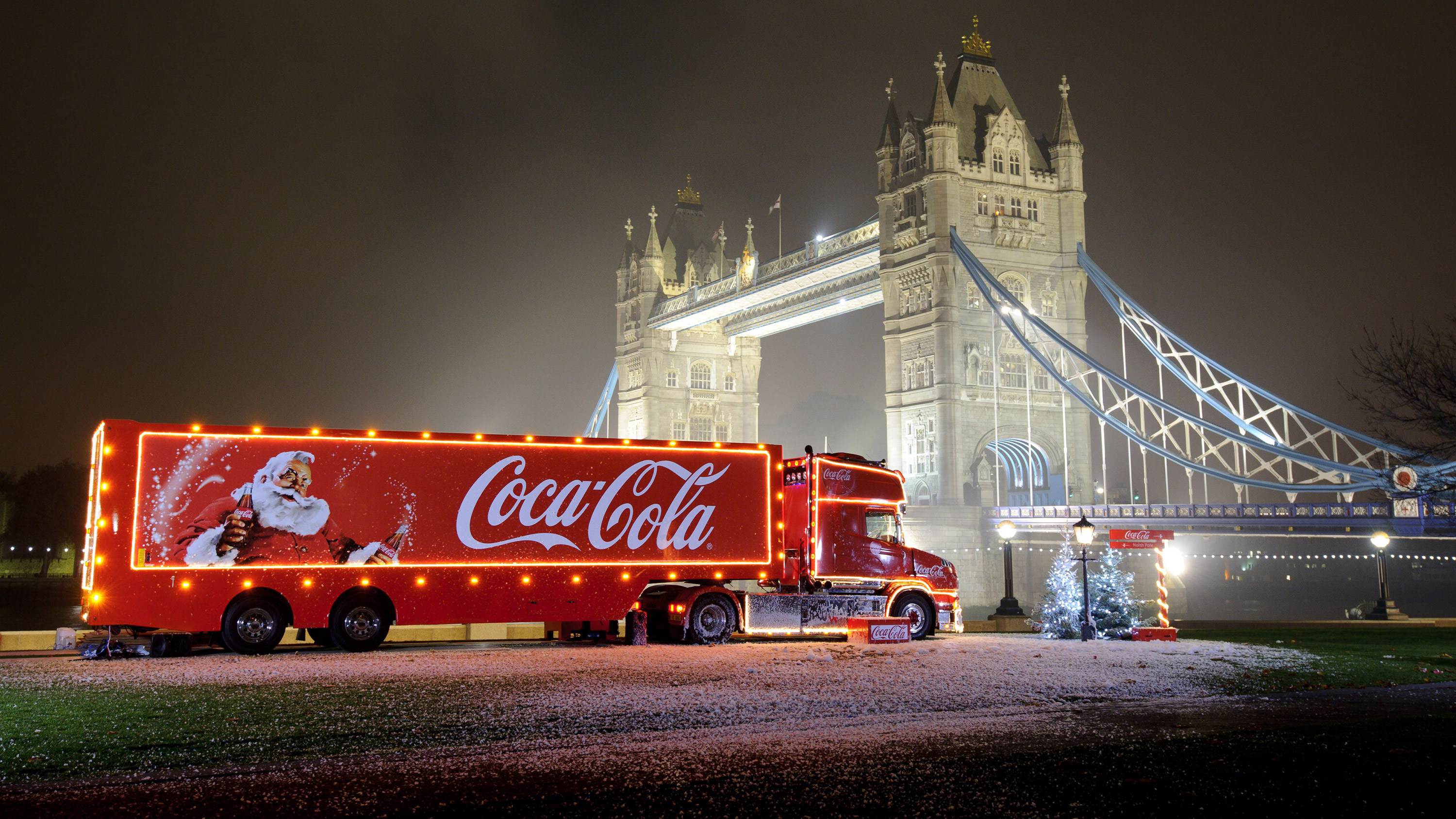 Грузовик новый год. Freightliner грузовик Coca Cola. Рождественский грузовик Кока кола. Грузовик Кока кола новый год. Кока кола фура Covid 2021.