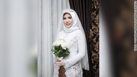 Pratama asked his bride-to-be to wear a white kebaya, a traditional blouse, and hold a bouquet of "fresh white roses."