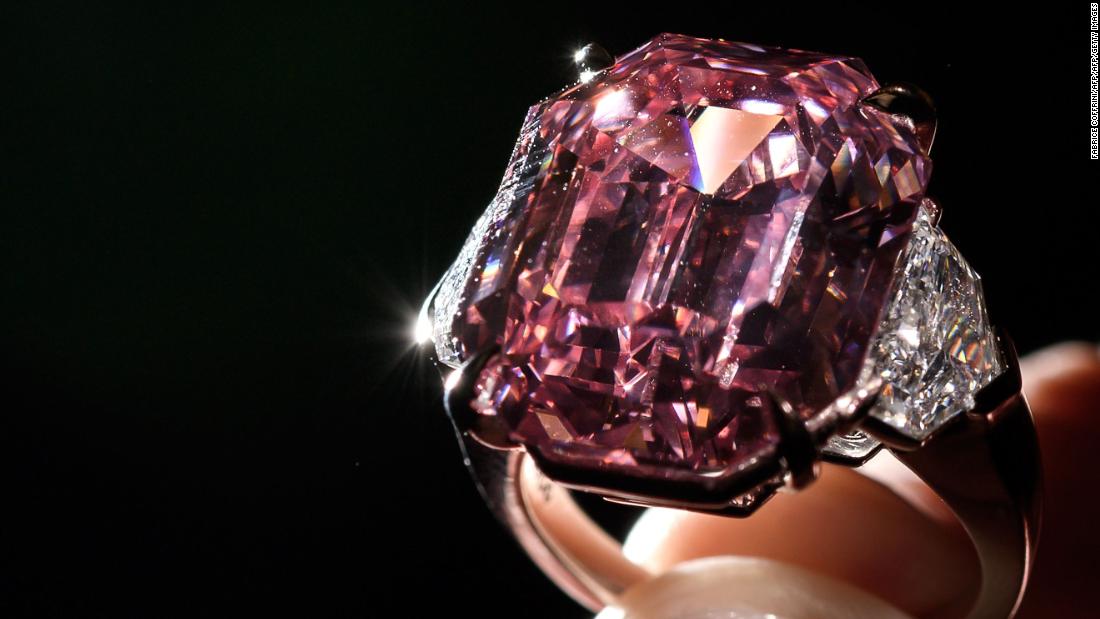 Un diamante rosa se convierte en el más caro jamás subastado - CNN Video