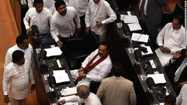 Sri Lanka&#39;s former president and newly appointed prime minister Mahinda Rajapakse (C) attends the parliament session in Colombo on November 14, 2018. 