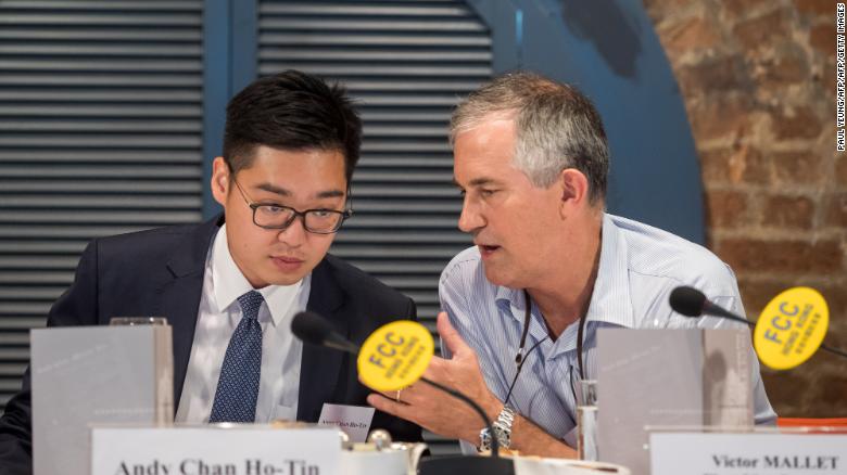 Victor Mallet, a Financial Times journalist and vice president of the Foreign Correspondents&#39; Club (FCC) (right) speaks with Andy Chan, founder of the Hong Kong National Party, during a luncheon at the FCC in Hong Kong.