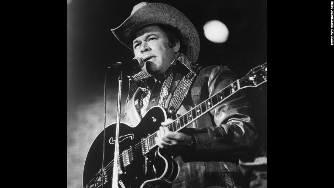 &lt;a href=&quot;https://www.cnn.com/2018/11/15/entertainment/roy-clark-dies/index.html&quot; target=&quot;_blank&quot;&gt;Roy Clark&lt;/a&gt;, a country music star and former host of the long-running TV series &quot;Hee Haw,&quot; died November 15, his publicist told CNN. He was 85.