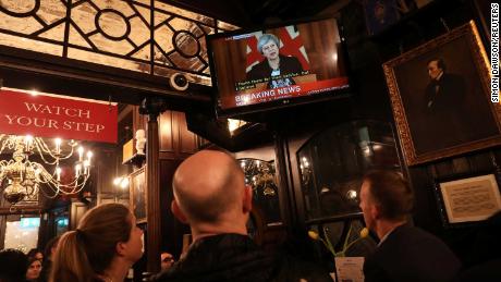 Pubgoers in London watch a broadcast of Theresa May&#39;s press conference.