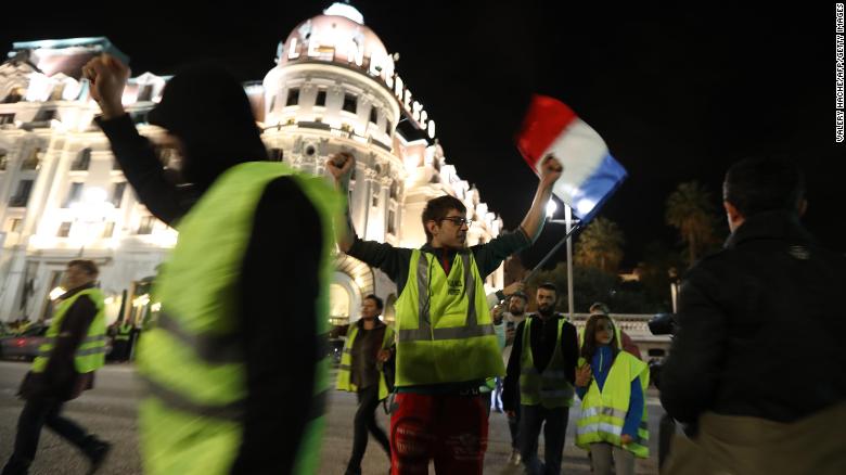 Μια διαμαρτυρία ενάντια στις αυξανόμενες τιμές καυσίμων και πετρελαίου λαμβάνει χώρα στη Νίκαια στη νοτιοανατολική Γαλλία στις 15 Νοεμβρίου.