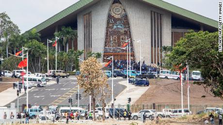 Papua New Guinea police and soldiers are pictured outside the front of the country&#39;s parliament in Port Moresby on November 20, 2018.