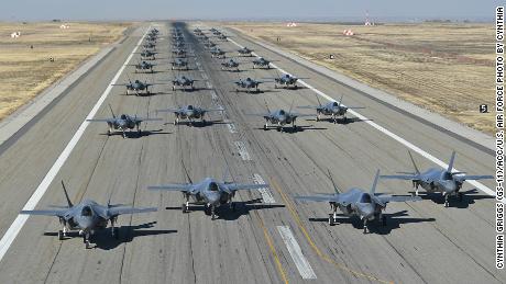 2018年11月19日、ユタ州ヒル空軍基地から戦闘力訓練を準備するために、数十人の米空軍のF-35戦闘機が滑走路を滑走します。 