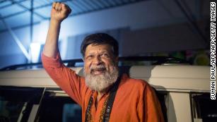 Shahidul Alam: Bangladesh frees renowned photographer on bail 