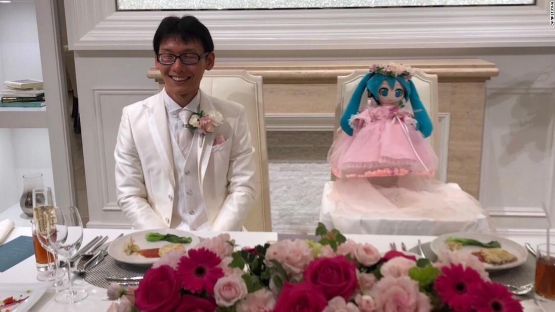 Conoce al japonés que se casó con un holograma - CNN Video