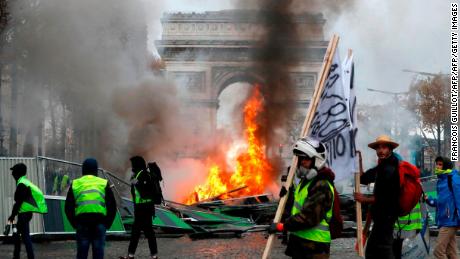 Who are the 'yellow vest' protesters causing chaos in France?
