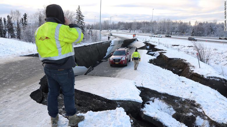 Poderoso sismo de 7,0 en Alaska deja daños en vías y ...