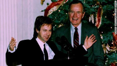 WASHINGTON, DC - DECEMBER 7: U. S. President George Bush (R) watches as comedian Dana Carvey does his George Bush impersonation 07 December 1992 Carvey and his wife Paula spent the night at the White House as guests of President Bush and First Lady Barbara Bush. (Photo credit should read ROBERT GIROUX/AFP/Getty Images)