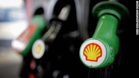 Shell is first energy company to link executive pay and carbon emissions