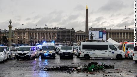 Eiffel Tower, Louvre to close amid fears of weekend 'gilets jaunes' protests 