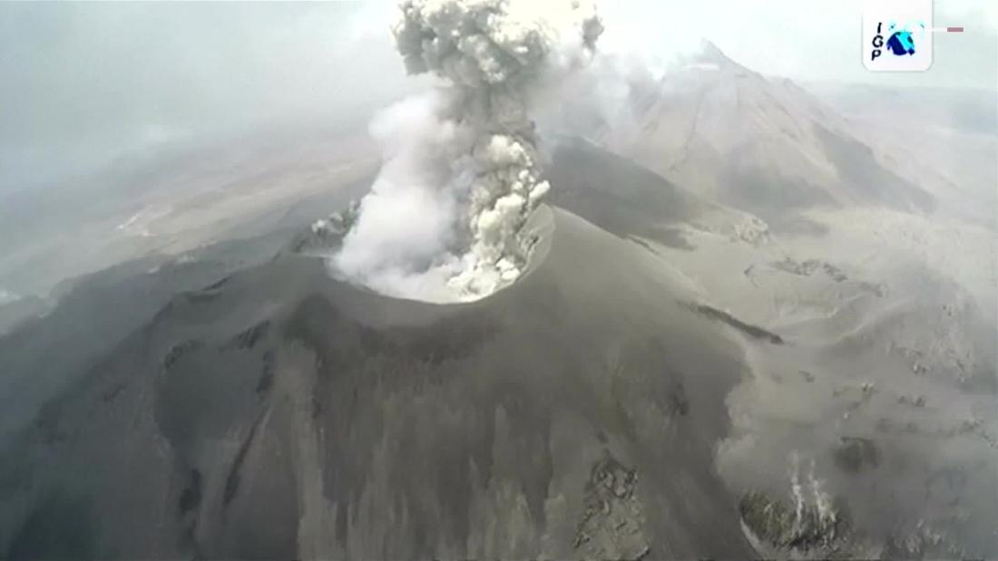 Dron en Perú capta imágenes del volcán Sabancaya en plena erupción ...