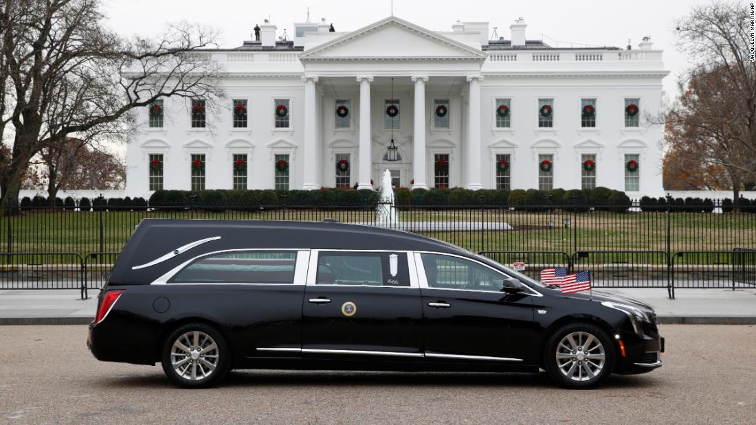 Bush&#39;s hearse passes by the White House.