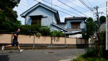 Japan has so many vacant homes it&#39;s giving them away