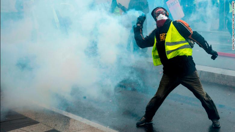 Why the Gilet Jaunes are going after Macron