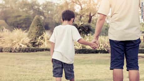 Eşcinsel Singapurlu erkek, taşıyıcı annelik yoluyla doğan oğlunu mahkeme kurallarıyla evlat edinebilir