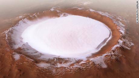 El hielo se puede encontrar en varios lugares del frío planeta.  La misión Mars Express de la Agencia Espacial Europea capturó esta imagen del cráter Korolev, de más de 50 millas de ancho y lleno de agua helada, cerca del polo norte.