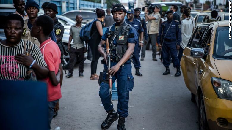 Des policiers patrouillent devant le siÃ¨ge de la commission Ã©lectorale Ã  Kinshasa.