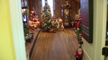 Una casa en Carolina del Norte está decorada con 175 árboles navideños -  CNN Video