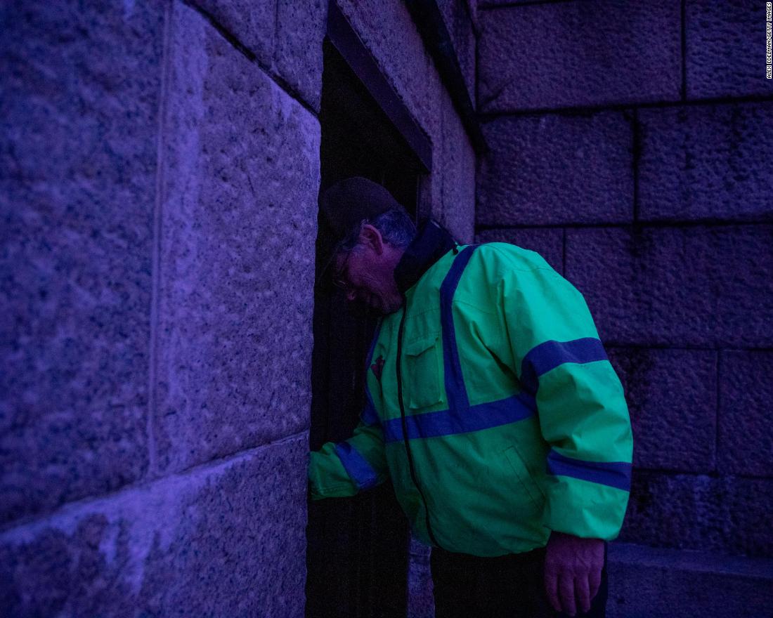 A National Park Service worker prepares to lock the visitor bathrooms at the Lincoln Memorial on December 22.