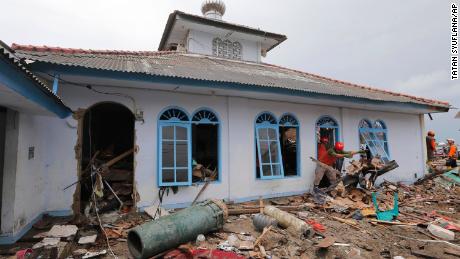 Indonesia tsunami: Grim search for survivors continues as death toll reaches 430