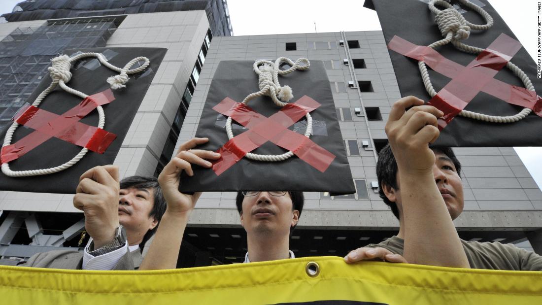 Members of Amnesty International hold a rally to protest against Japan's death penalty in front of the national Diet in Tokyo on July 28, 2009. 