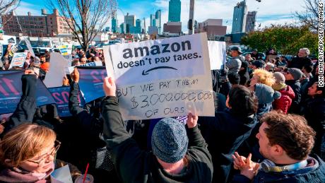 Protesters gather in Long Island City to say &quot;No&quot; to the Amazon &quot;HQ2&quot; decision on November 14, 2018 in Long Island City, New York. - It&#39;s exciting for some, worrisome for others: The arrival of a massive headquarters of technology giant Amazon in two East Coast communities is certain to bring huge changes.
Amazon announced Tuesday after a yearlong search that it would split its &quot;HQ2&quot; between Arlington, Virginia, outside the US capital, and the Long Island City neighborhood in the New York borough of Queens. (Photo by Don EMMERT / AFP)        (Photo credit should read DON EMMERT/AFP/Getty Images)