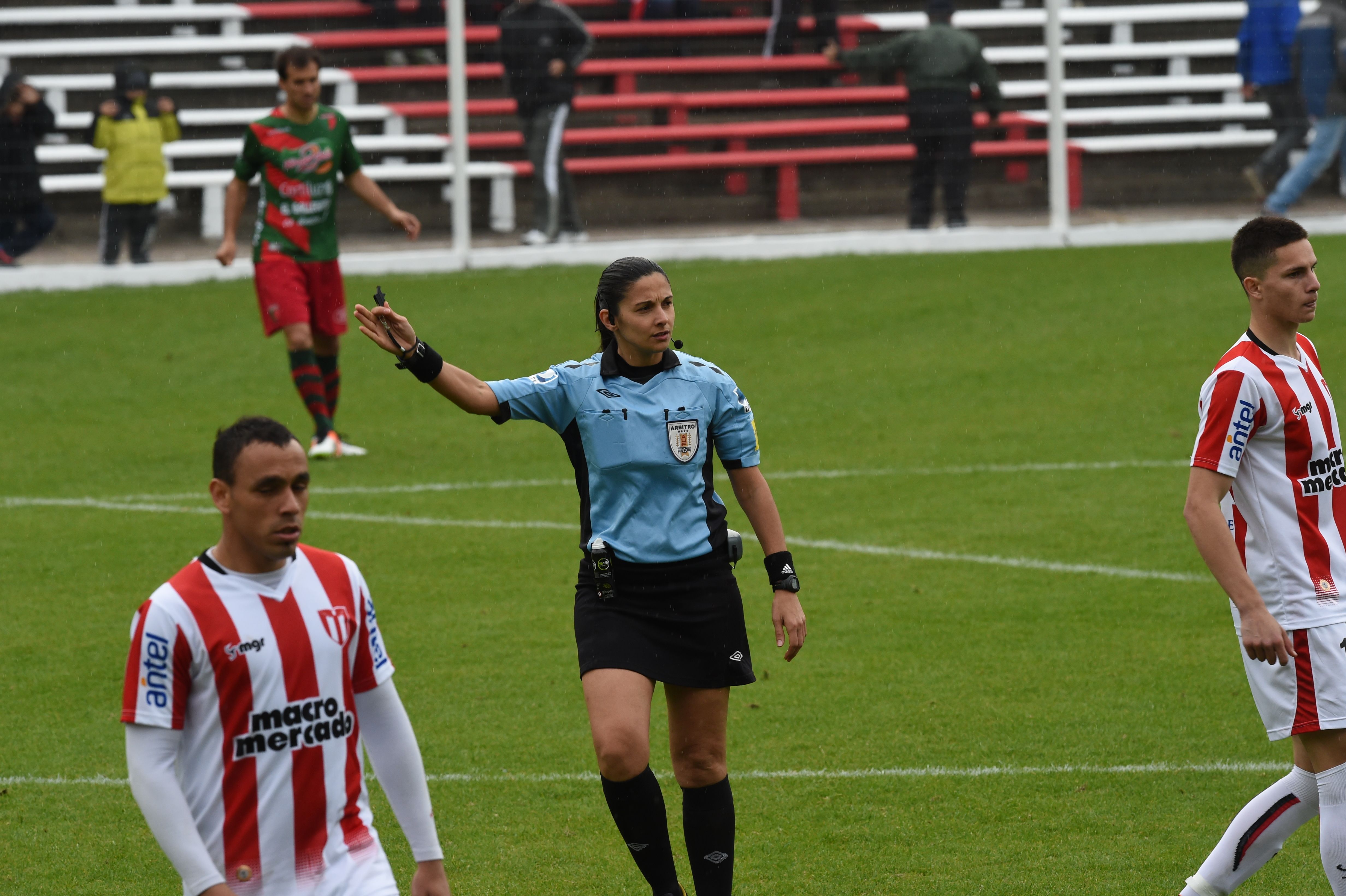 Otra mujer debuta como árbitra central en el fútbol de Primera División  Profesional uruguayo masculino; conocé su historia