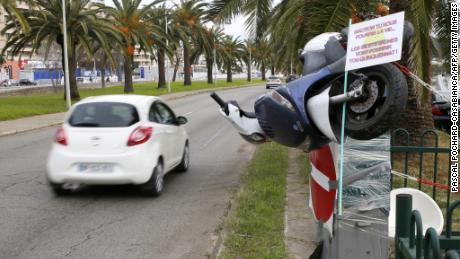 Many protesters are angry at the French government's decision in 2018 to reduce the speed limit on two-land highways to 80 km/h.