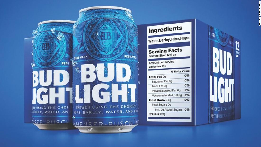 Bud Light intenta una nueva estrategia para revertir la caída en sus