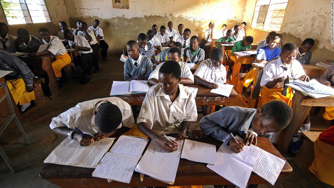 Uganda membuka kembali sekolah setelah lama ditutup karena COVID-19