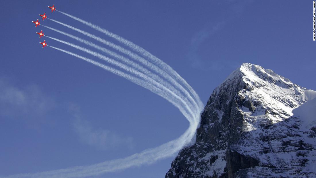 Fighter jets from the Swiss Air Force (the &quot;Patrouille Suisse&quot;)  traditionally fly display flights during the Lauberhorn race weekend.