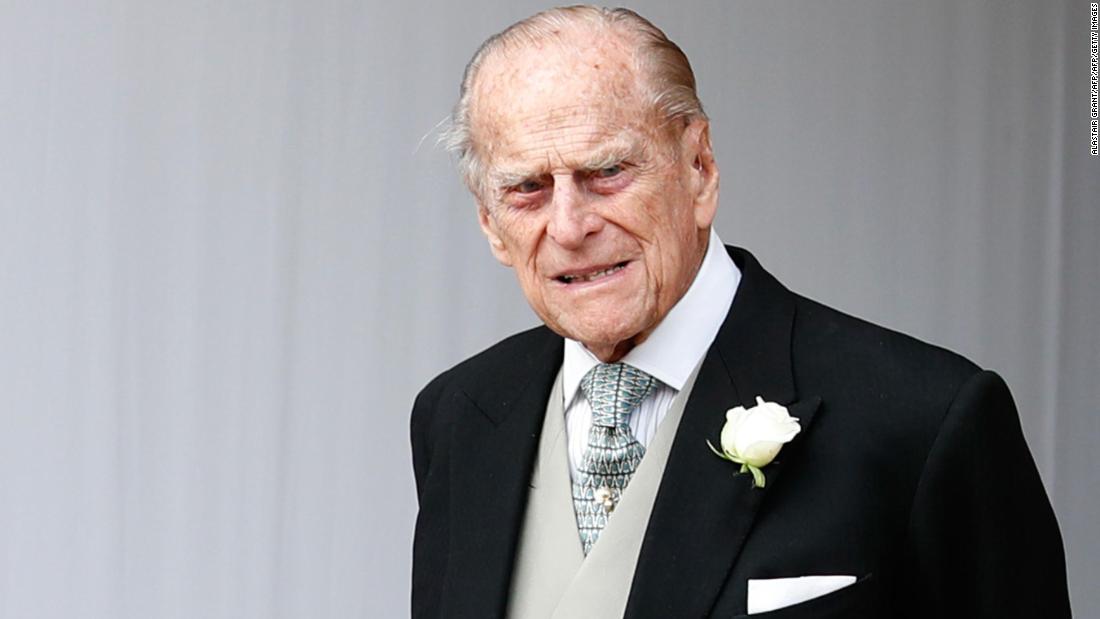 Prince Philip ‘voluntarily’ gives up driving following car crash