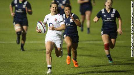 Katy Daley-McLean runs in a try against USA in 2018. 