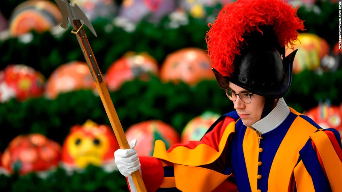 Vatican's Swiss Guards get new 3D-printed helmet - CNN