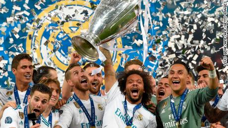  Real Madrid's Brazilian defender Marcelo (C) lifts the trophy after winning the 2018 Champions League.