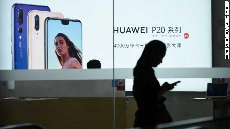 Huawei's smartphone sales soared 30% last year. It plans to overtake Samsung by 2020