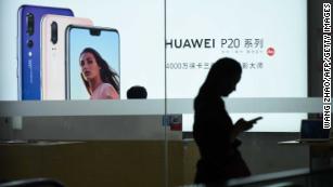 Huawei&#39;s smartphone sales soared 30% last year. It plans to overtake Samsung by 2020