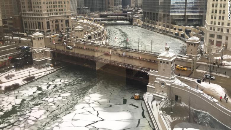 190128163358-chicago-river-frozen-exlarg